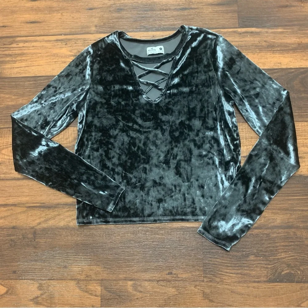 Hollister Women’s Sz M Gray Velvet-Feel Polyester Elastane Long Sleeve Crop Top - Picture 2 of 9